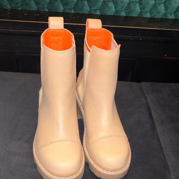 Sorel Chelsea Boots - Picture 3 of 5